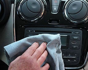 Odstranění pachů v autě