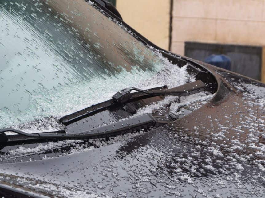 Jak ochránit auto před letními kroupami a co dělat s promáčknutími po krupobití?